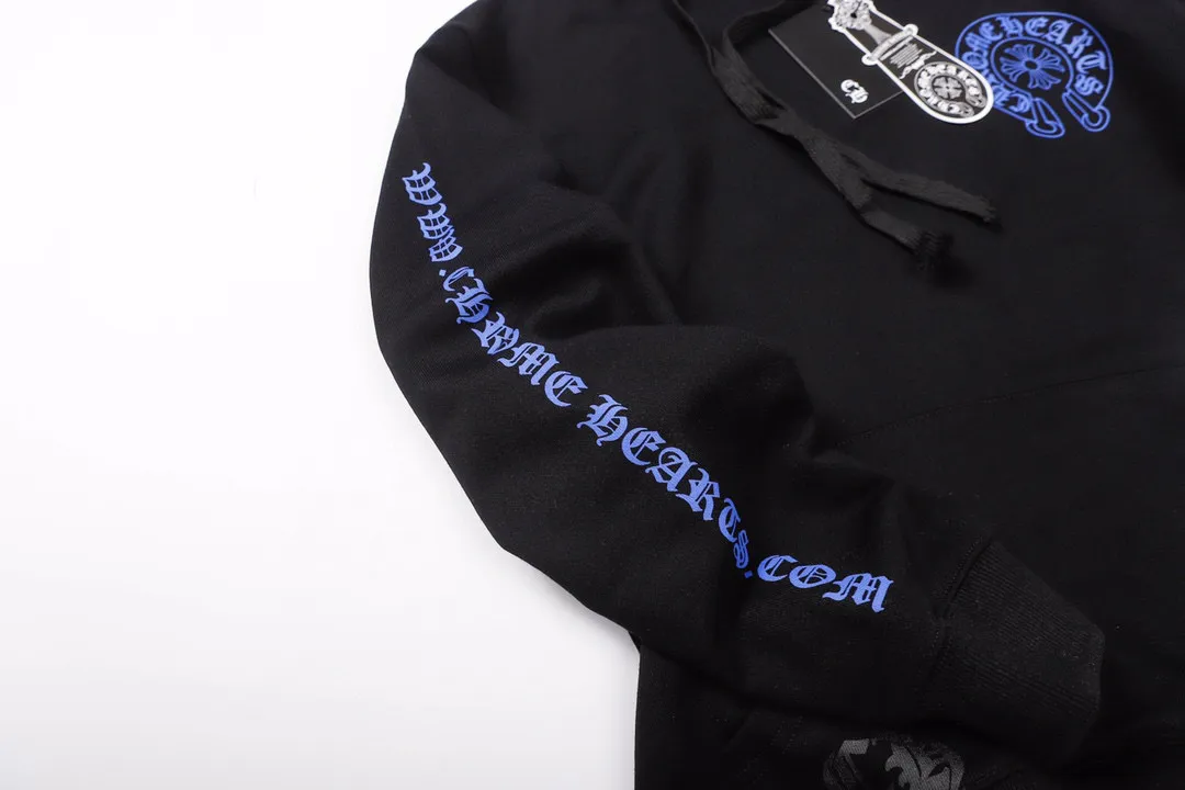 M31—P210 -Chrome Hearts/Chrome Hearts printed sweatshirt cardigan jacket -420 grams of high-density, high-quality wool, soft, delicate and skin-friendly, soft and silky to the touch, warm and skin-friendly -The hardware and zipper accessories are all customized and full of details -Colour: black -Size: S M L XL